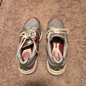 Reebok ladies sneaker, exercises calve muscle.